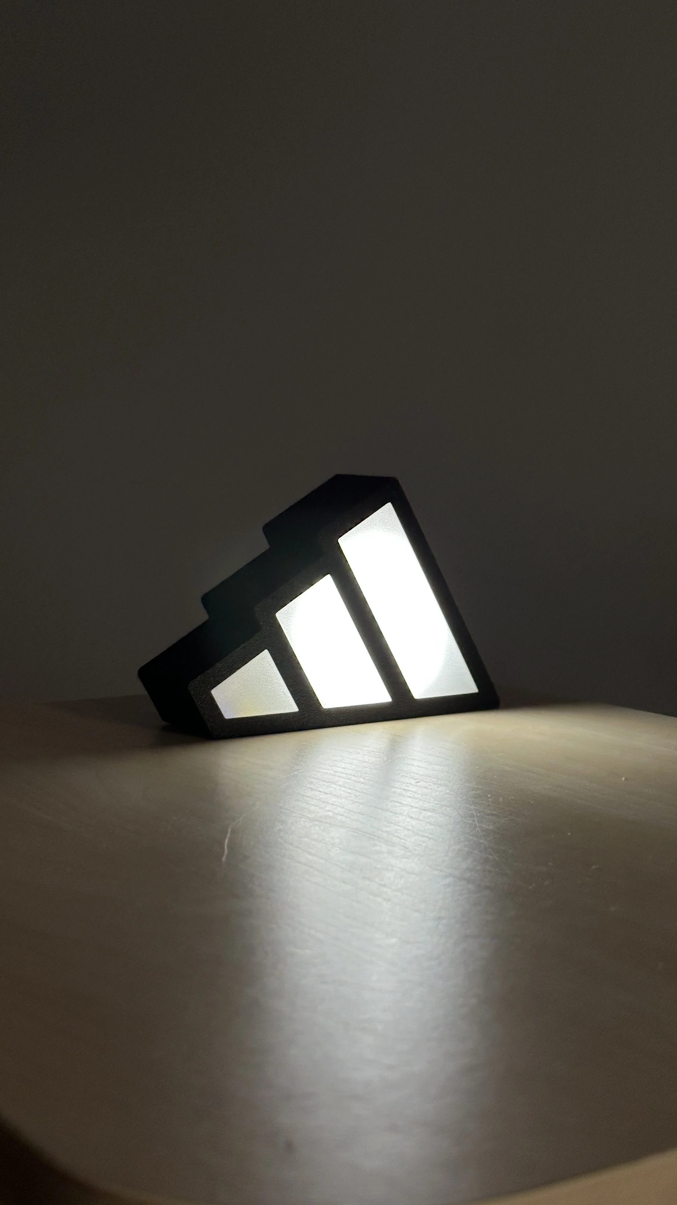 Centro de mesa logo Adidas con luz LED