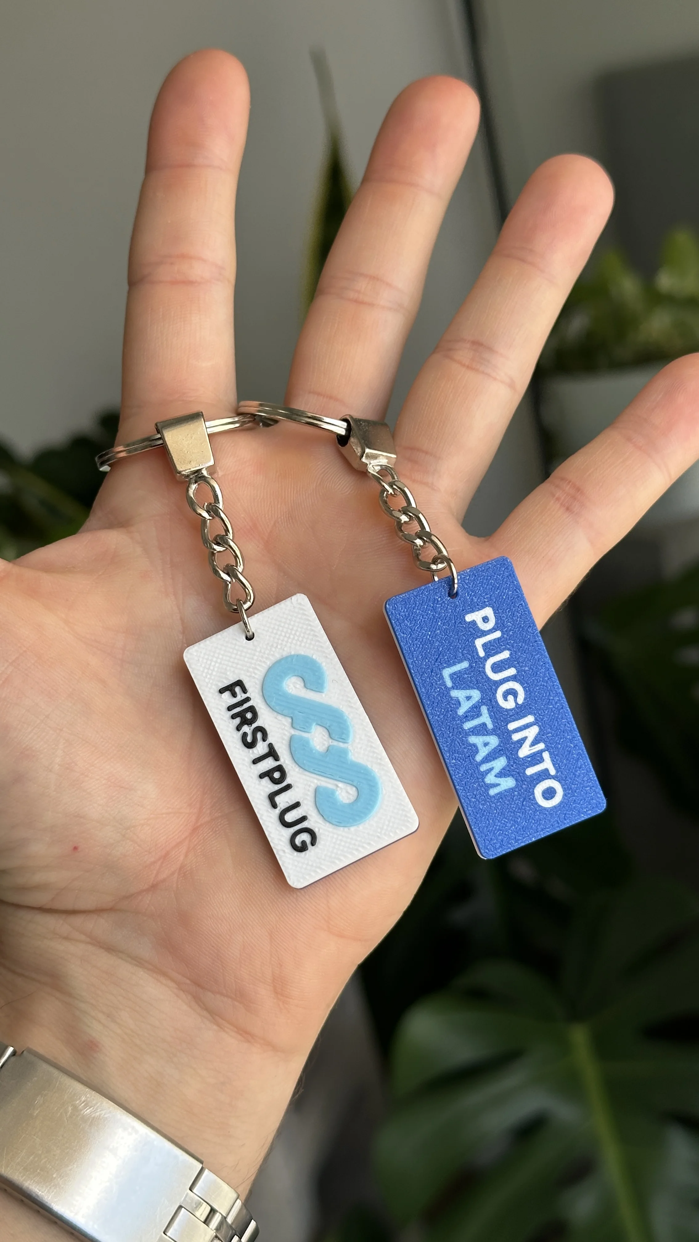 Llaveros NFC FirstPlug y Plug Into LATAM