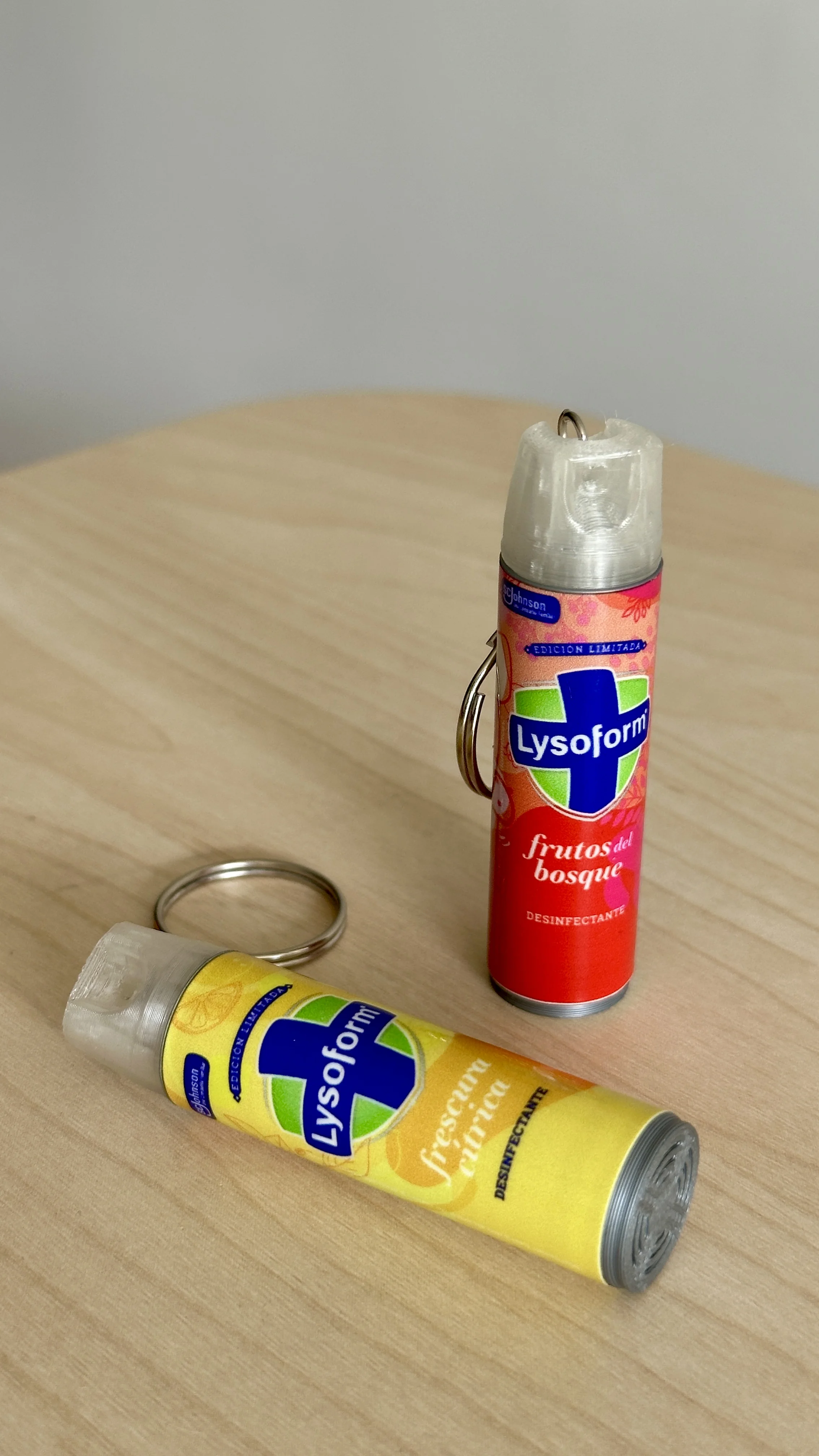 Llaveros 3D mini aerosoles Lysoform, perfumados