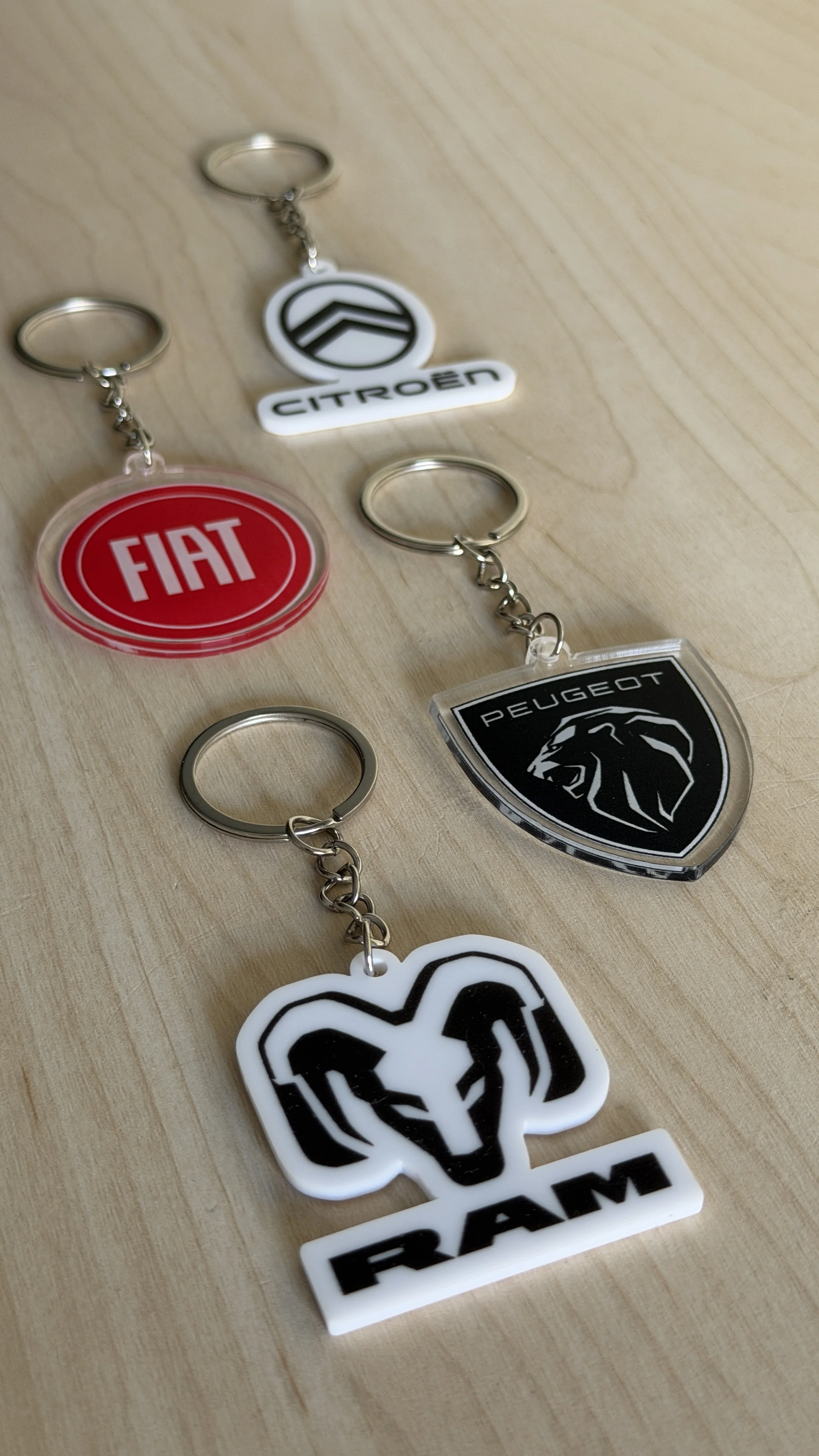 Llaveros acrílicos de marcas de autos: Fiat, Citroën, Peugeot, Ram