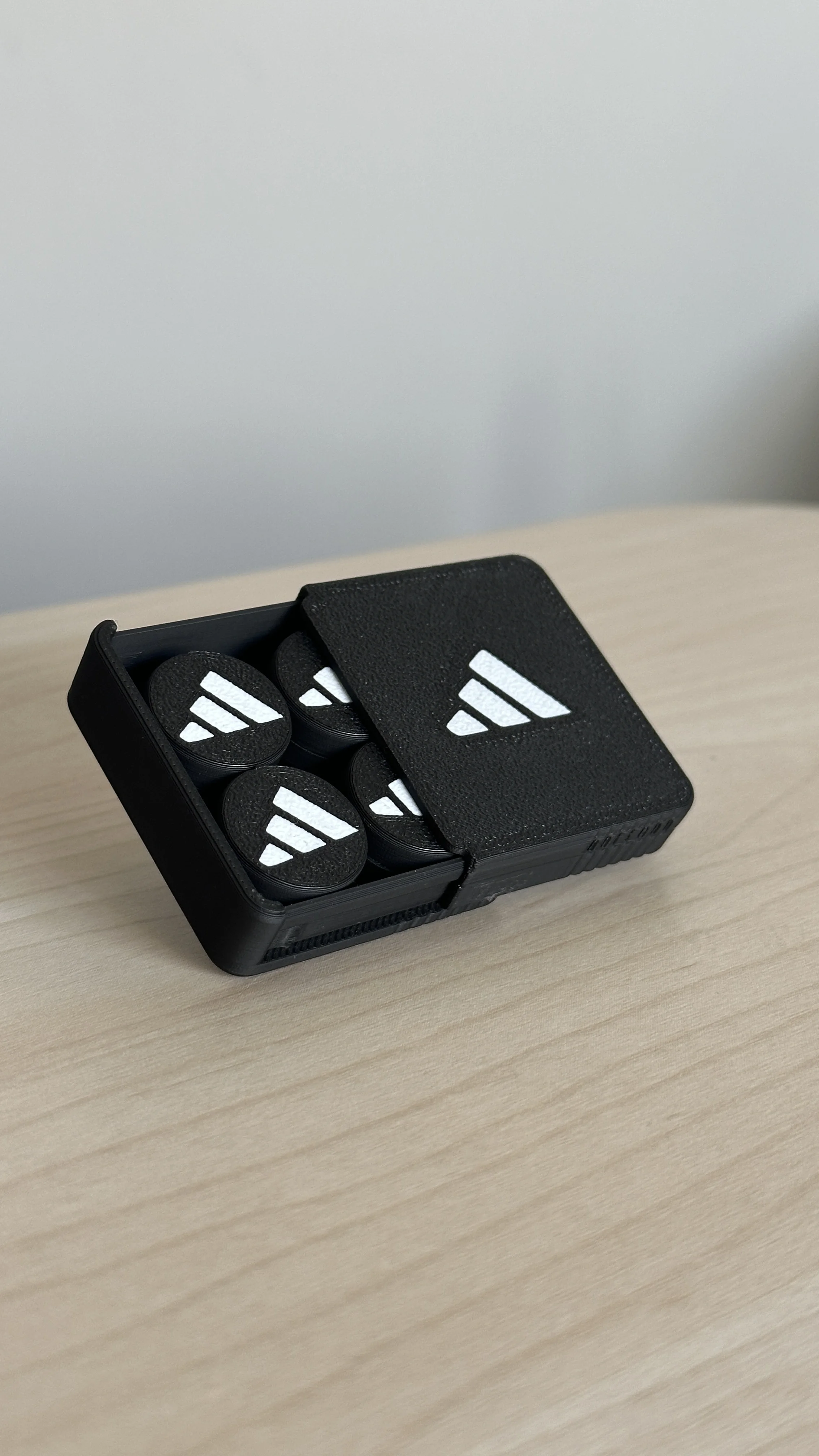 Estuche personalizado Adidas cerrado, con logo en relieve