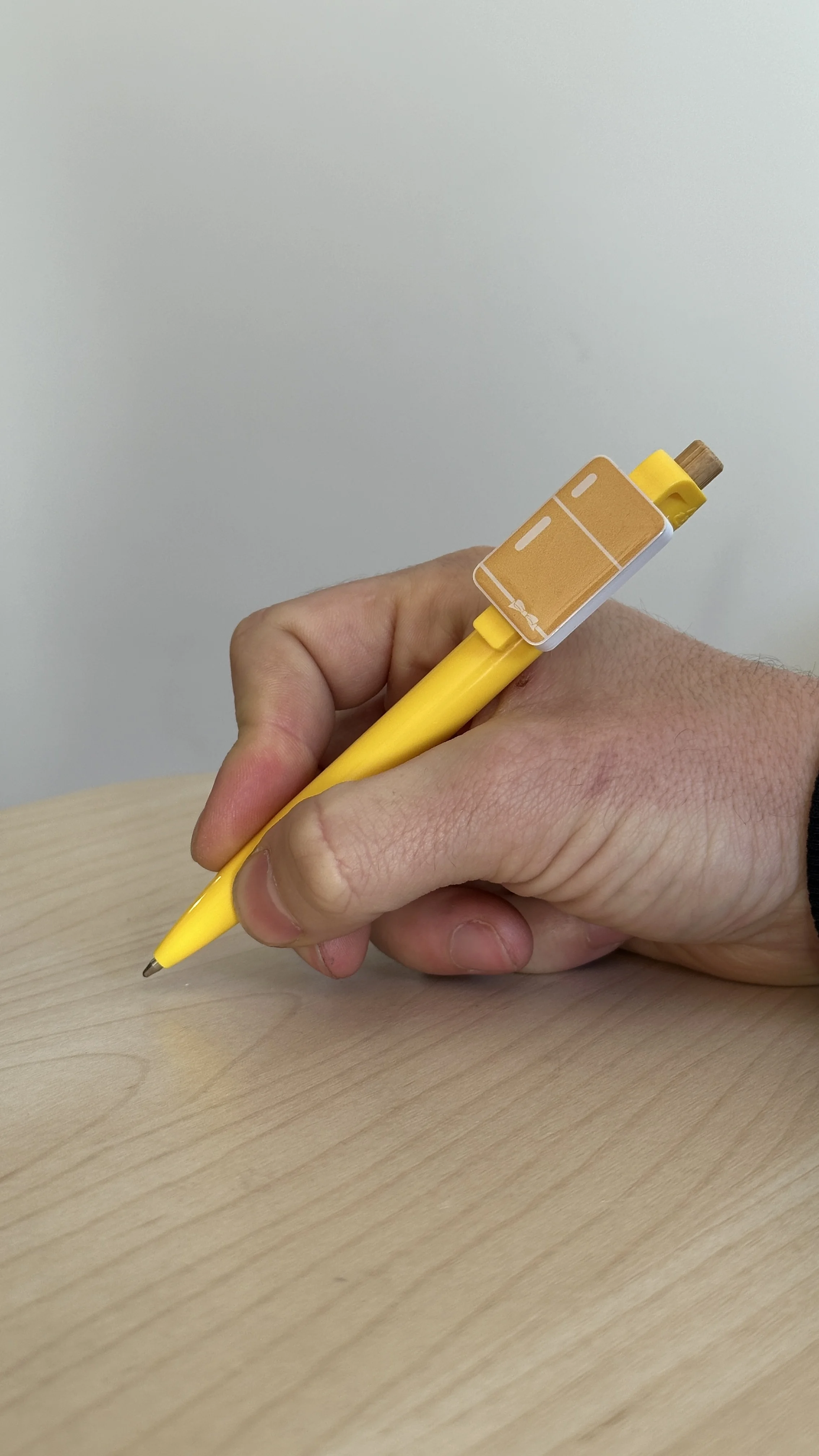 Lapicera personalizada con clip de marca Hellmann's