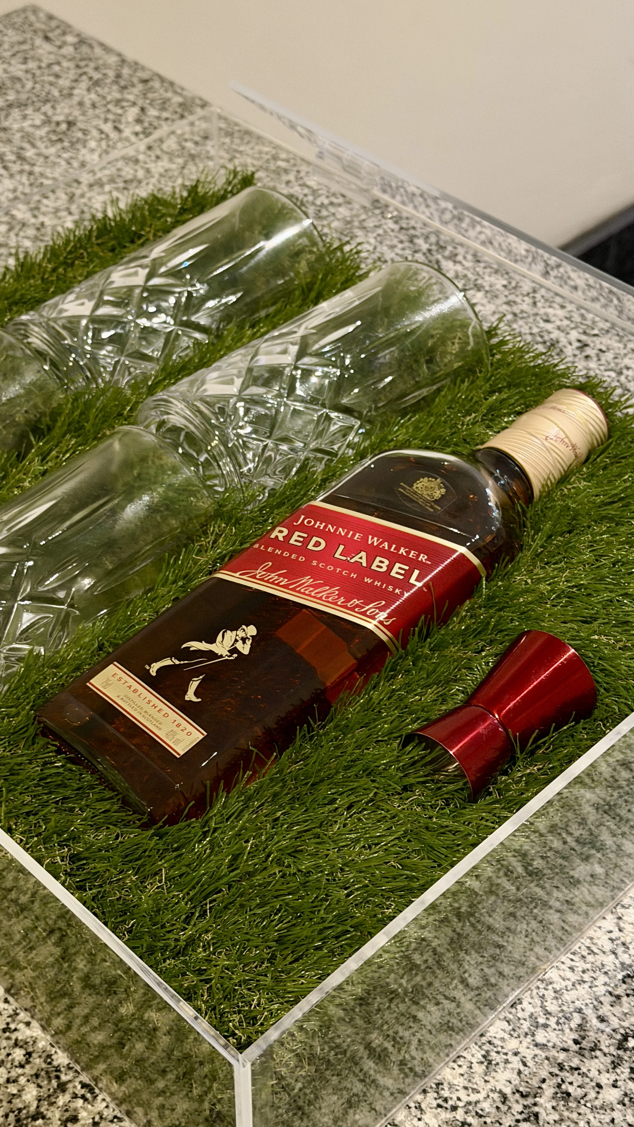 Caja de presentación a medida con botella y vasos, Johnnie Walker