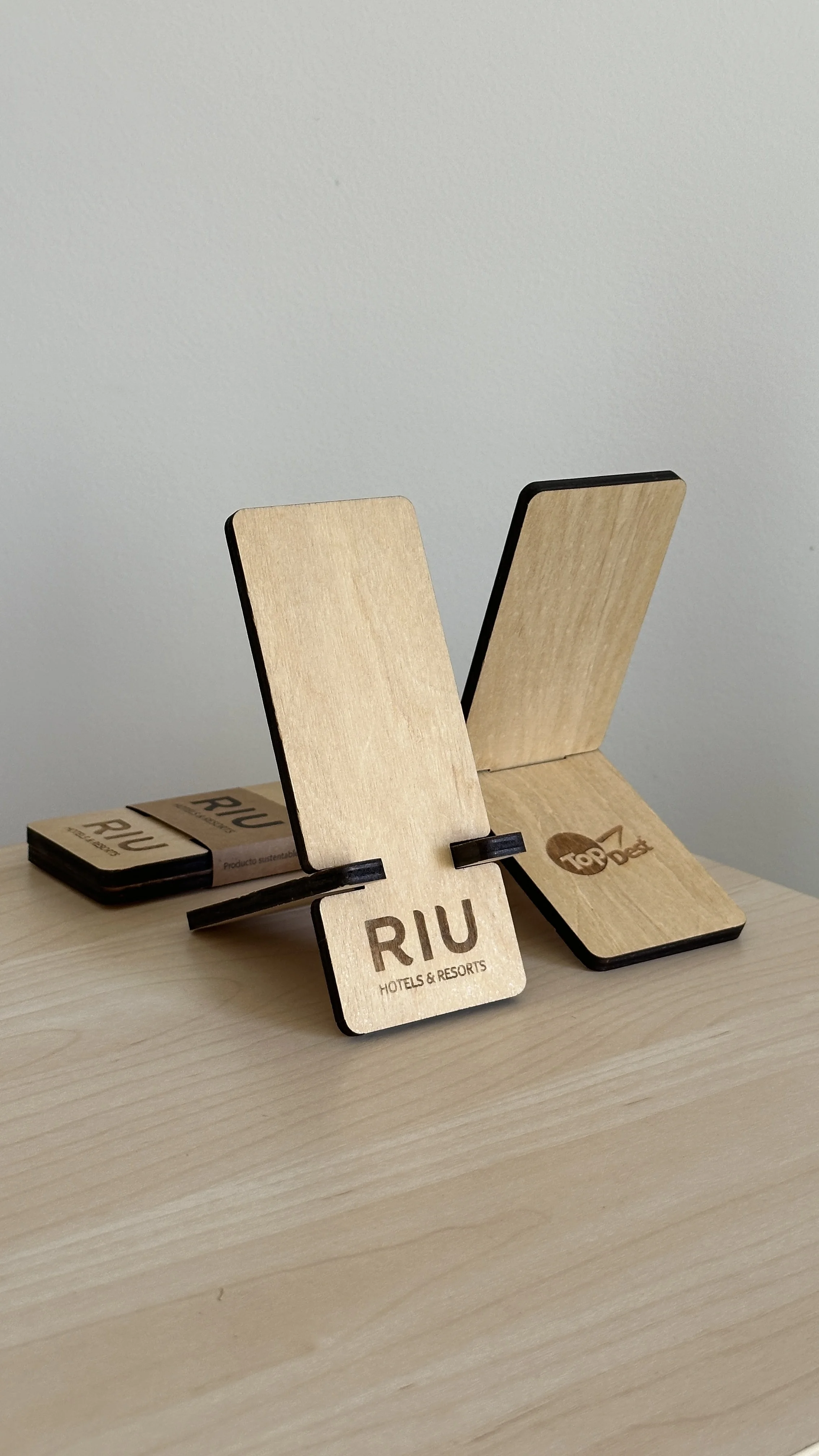Soporte de celular grabado en madera RIU Hotels & Resorts