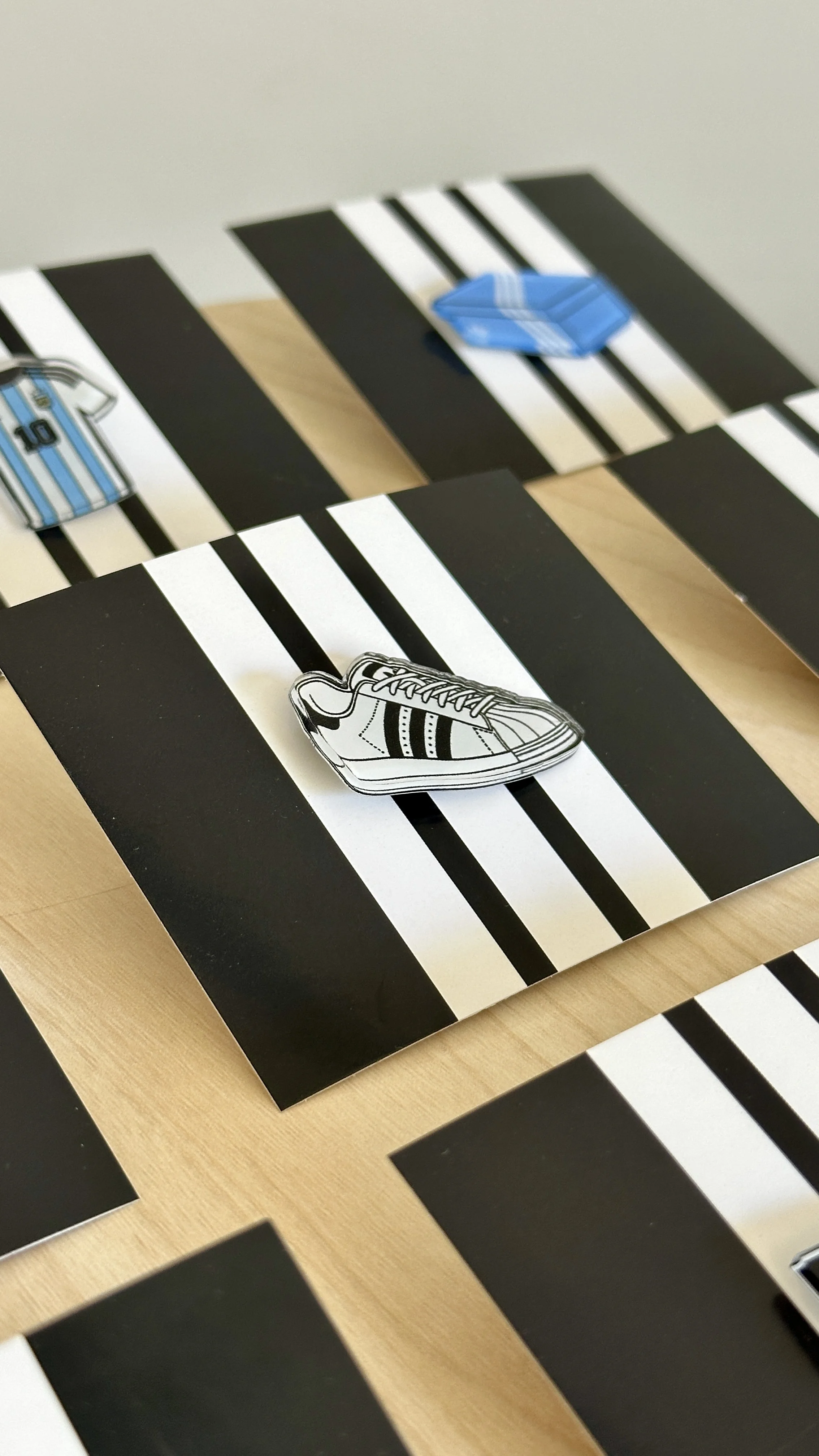 Pines acrílicos Adidas: zapatilla, camiseta y logo