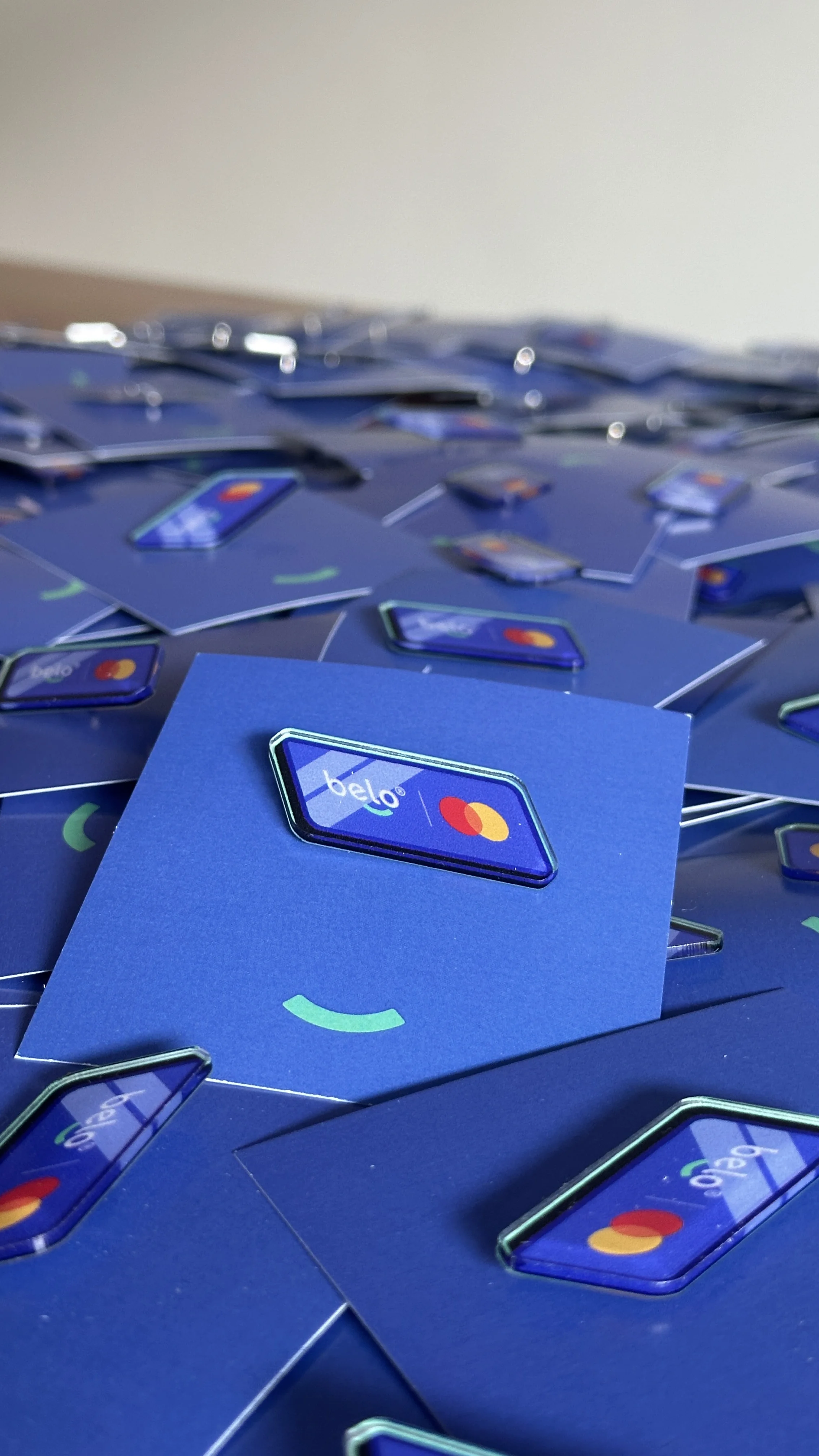 Pines acrílicos Belo, tarjeta con logo Mastercard