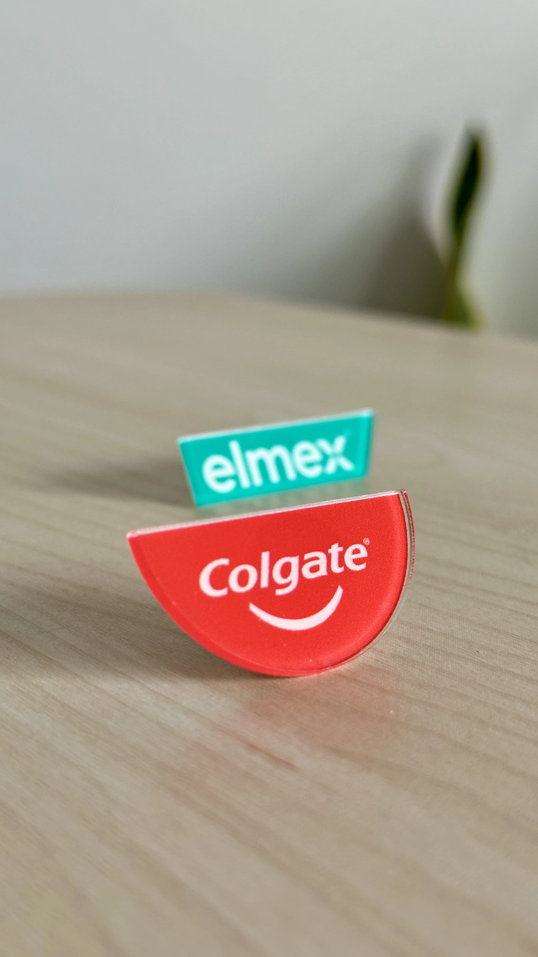 Pines acrílicos Colgate y elmex