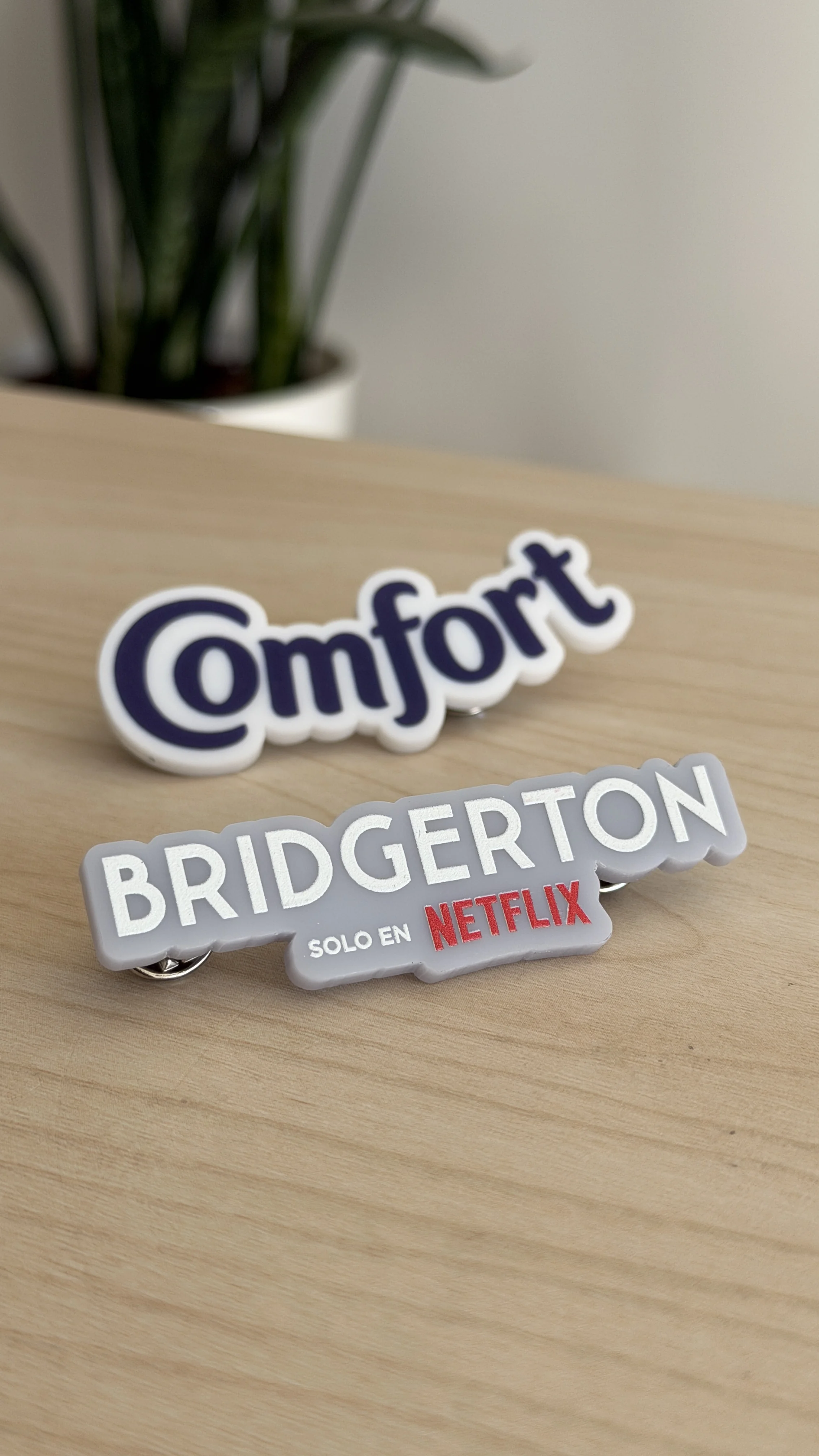 Pines acrílicos Comfort y Bridgerton de Netflix