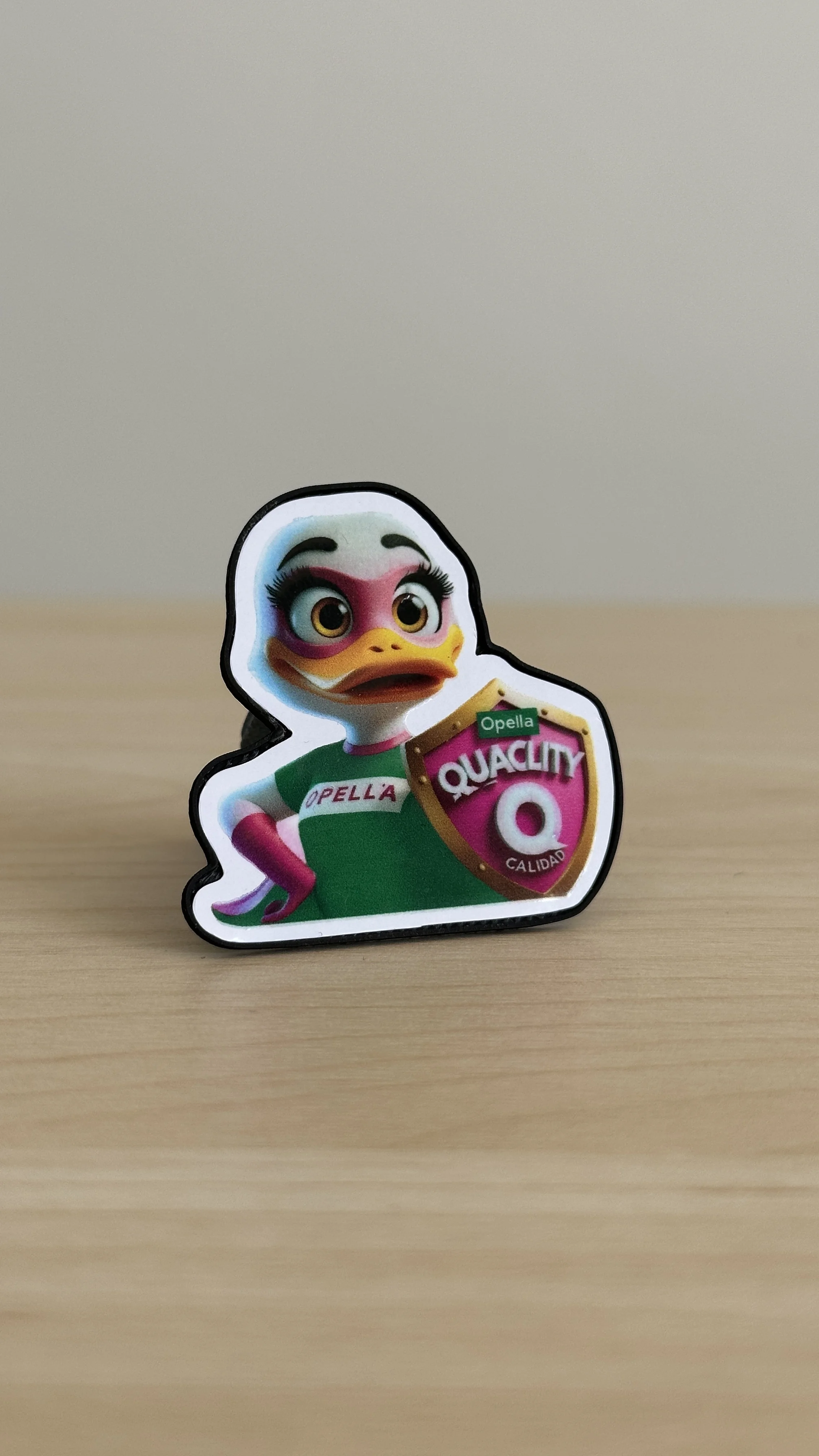 Pin dome resinado Opella, mascota Quaclity