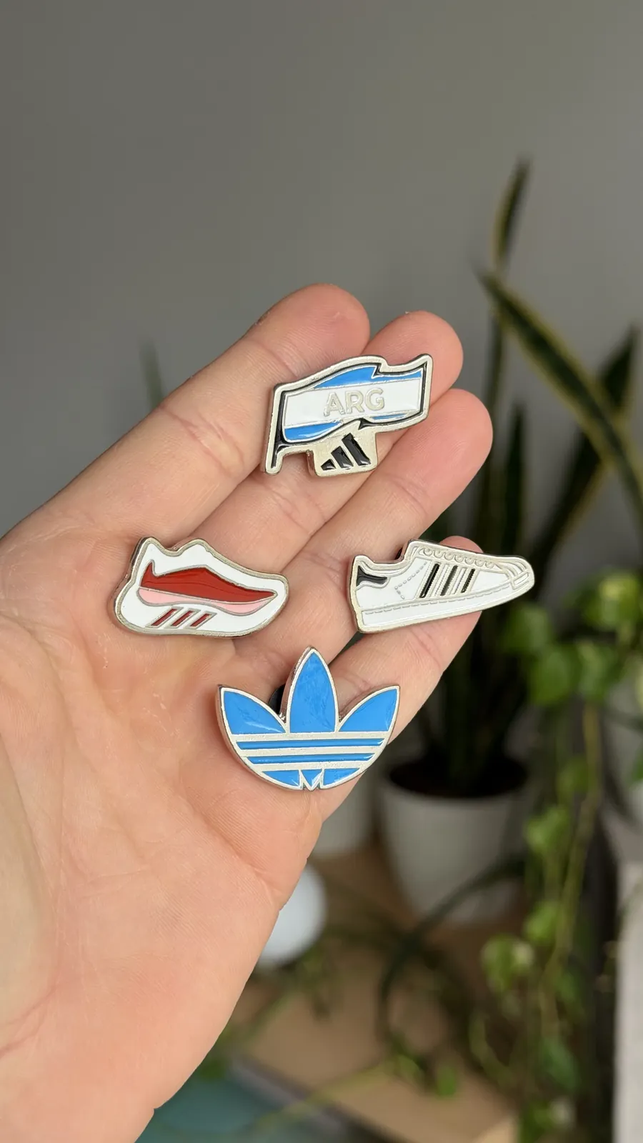 Pines metálicos esmaltados Adidas: zapatillas, bandera y trébol
