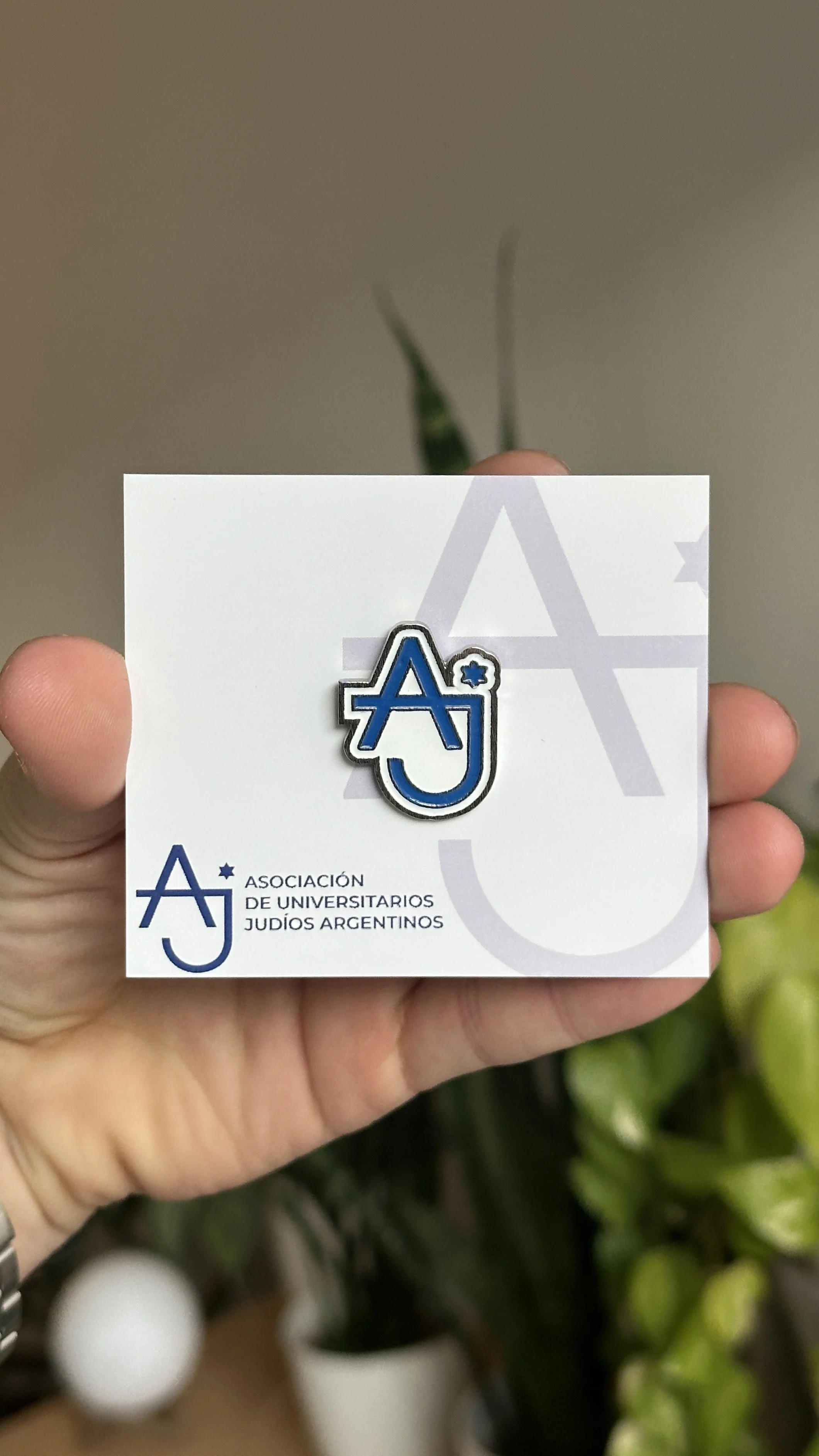 Pin metálico esmaltado AJ, Asociación de Universitarios Judíos Argentinos