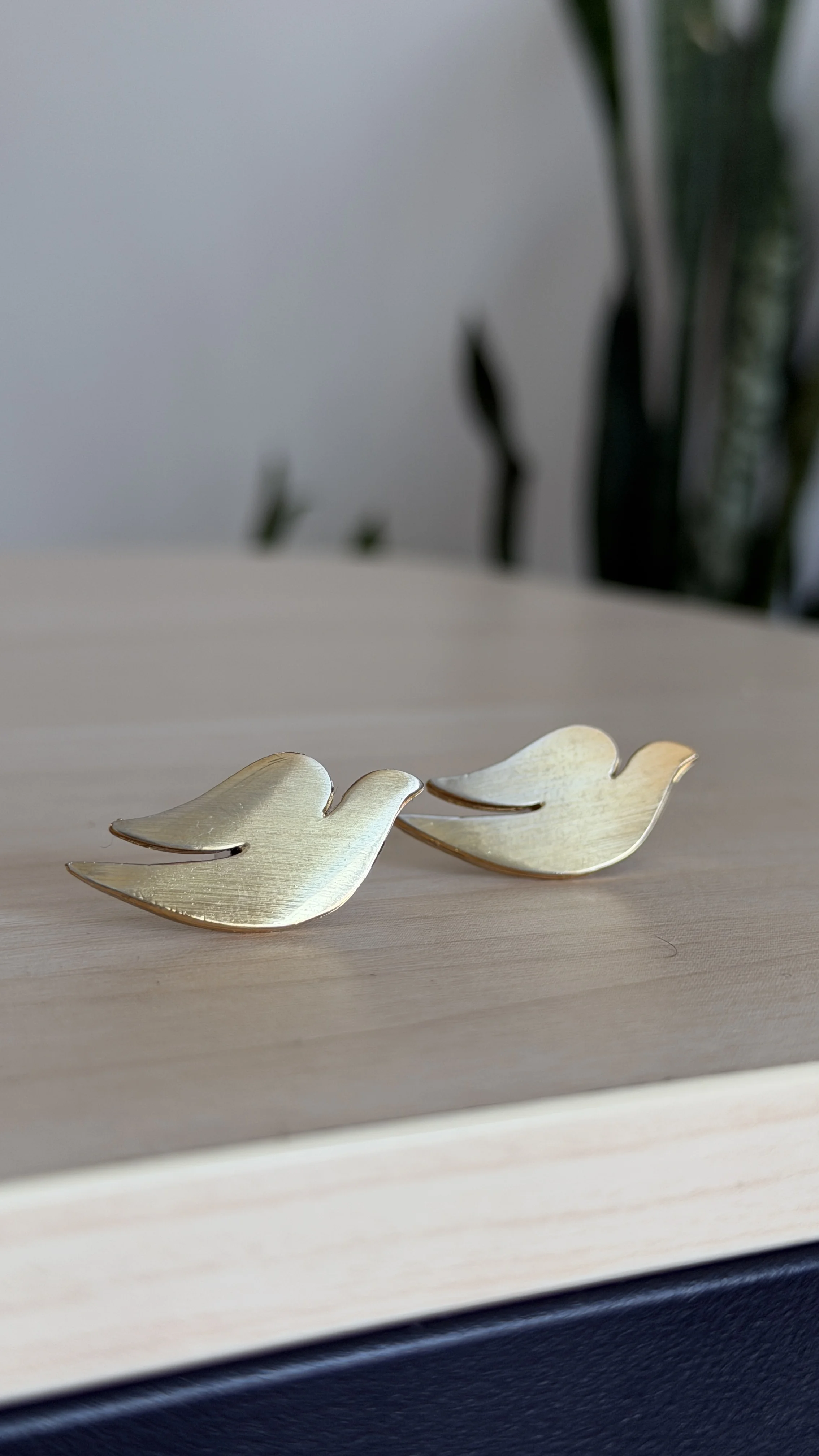 Pin metálico esmaltado Dove