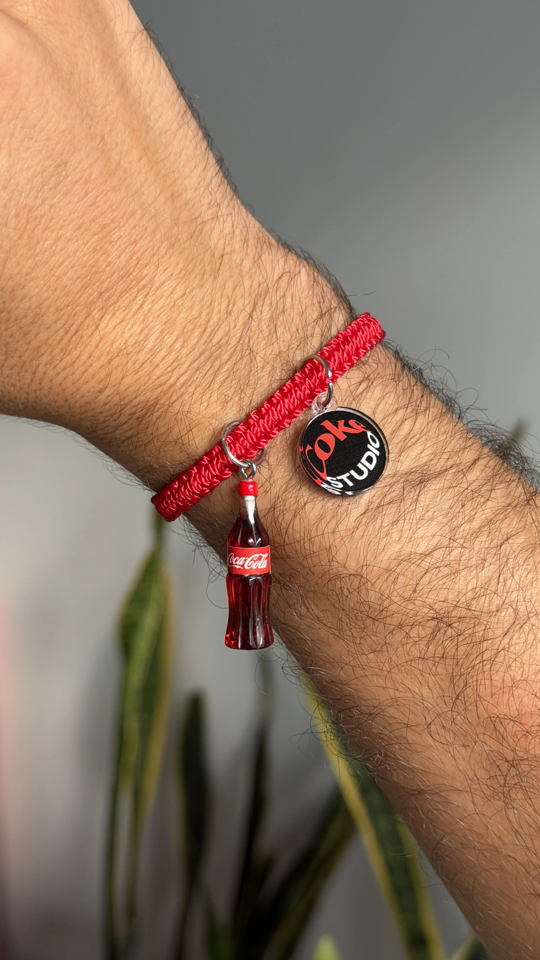 Pulsera personalizada con charms Coca-Cola Coke Studio