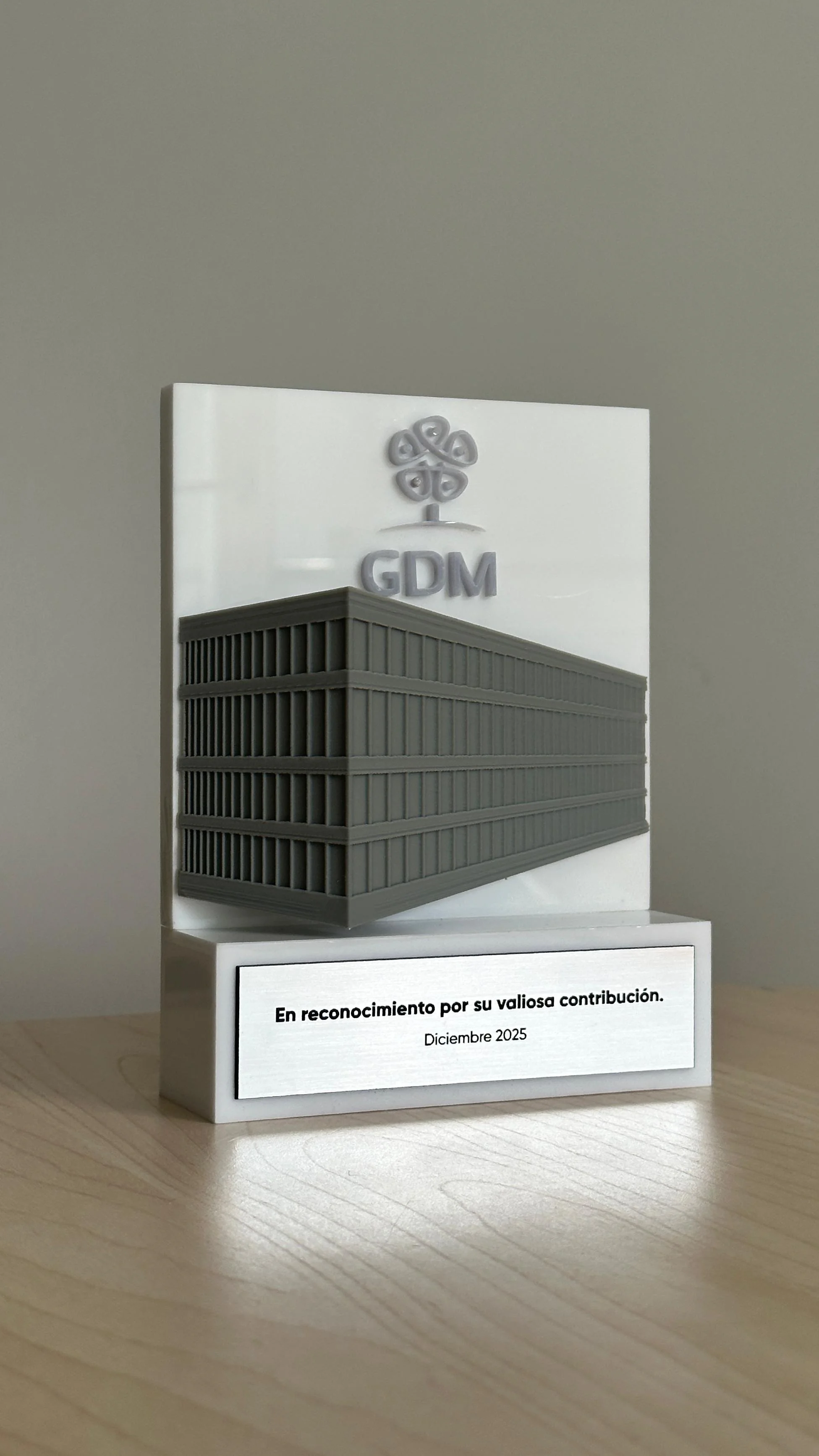 Placa de reconocimiento GDM con edificio en relieve 3D