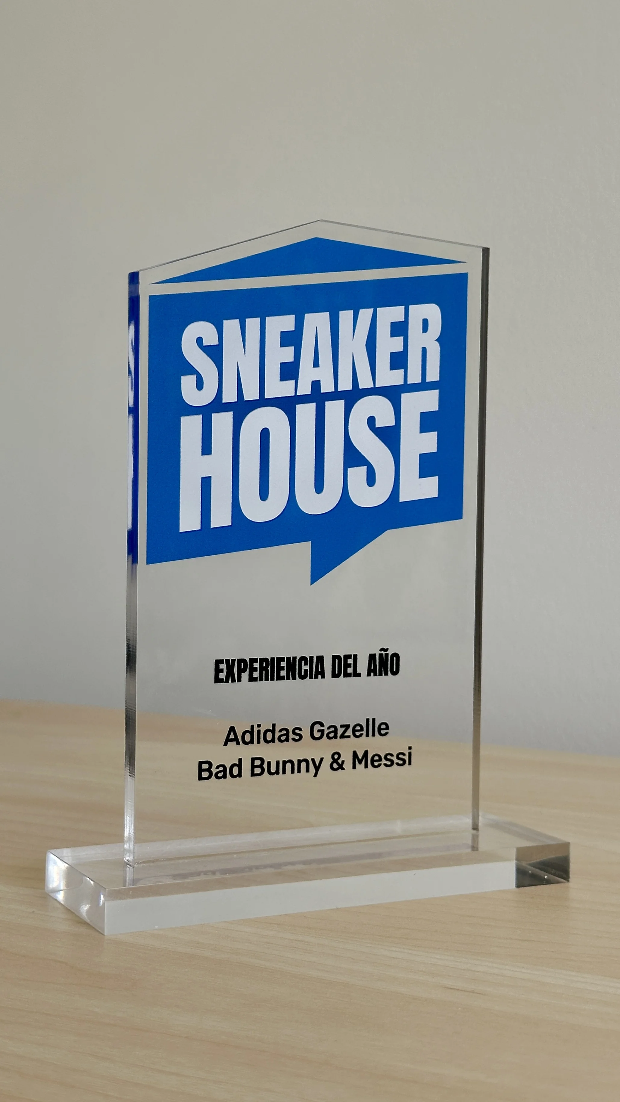 Trofeo acrílico Sneaker House